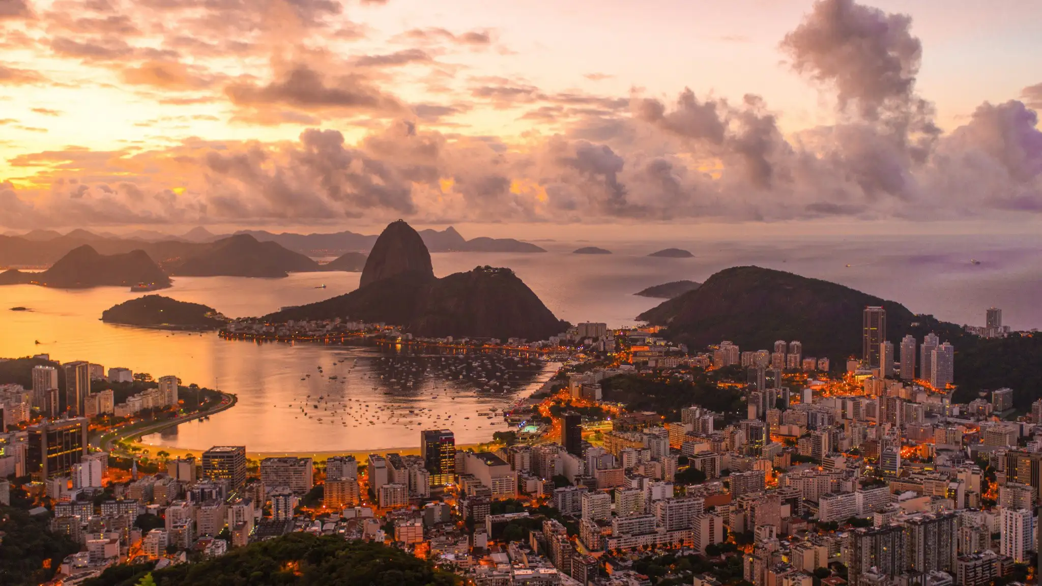 Pôr do sol sobre cidade costeira